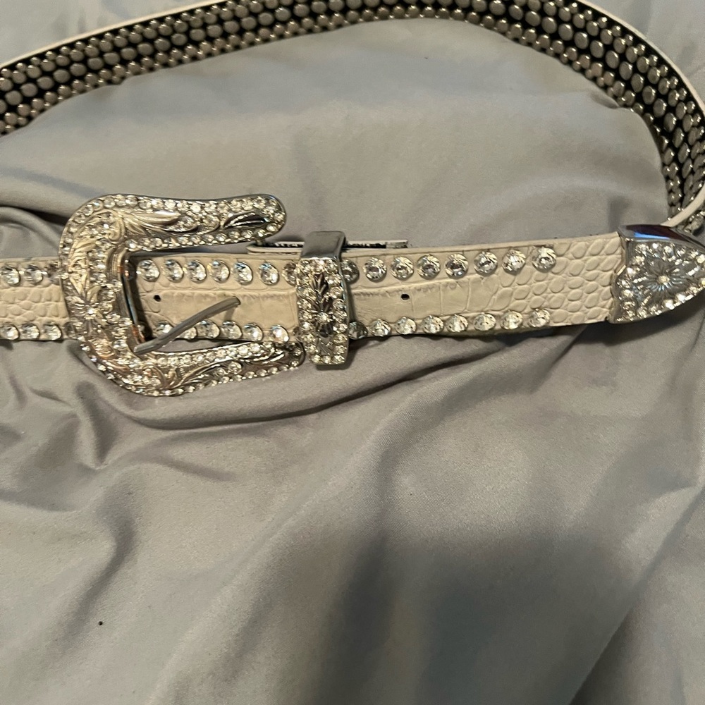 Buckle white belt